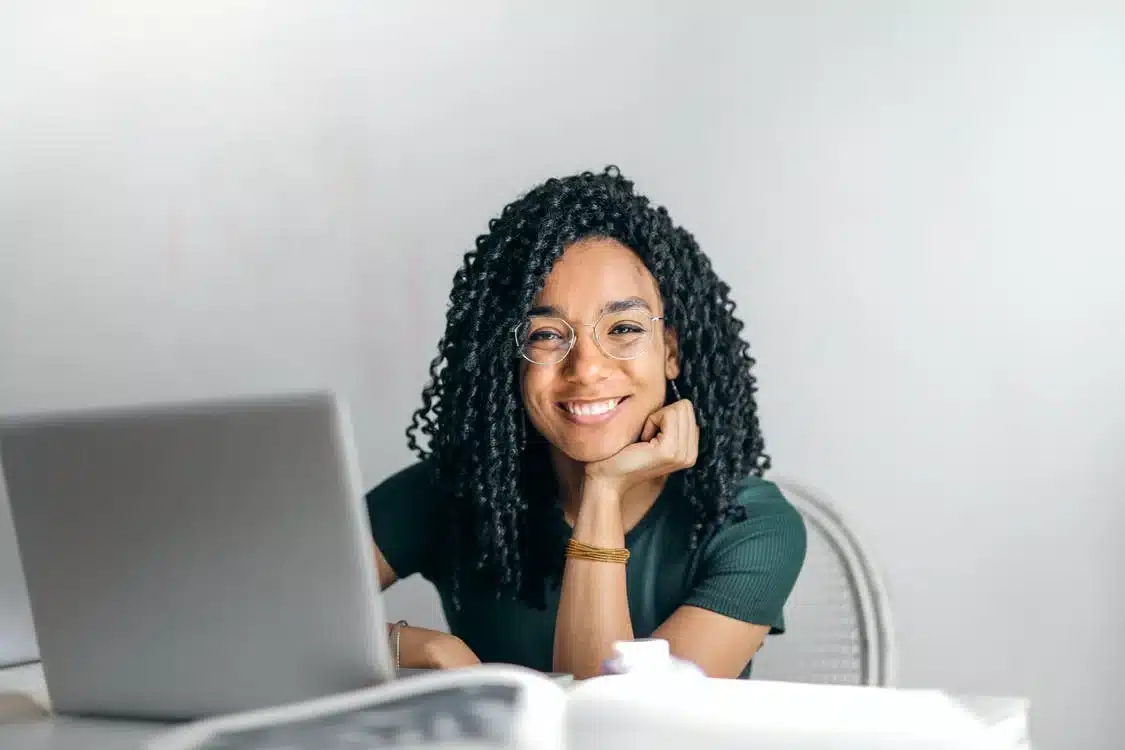 computer women green