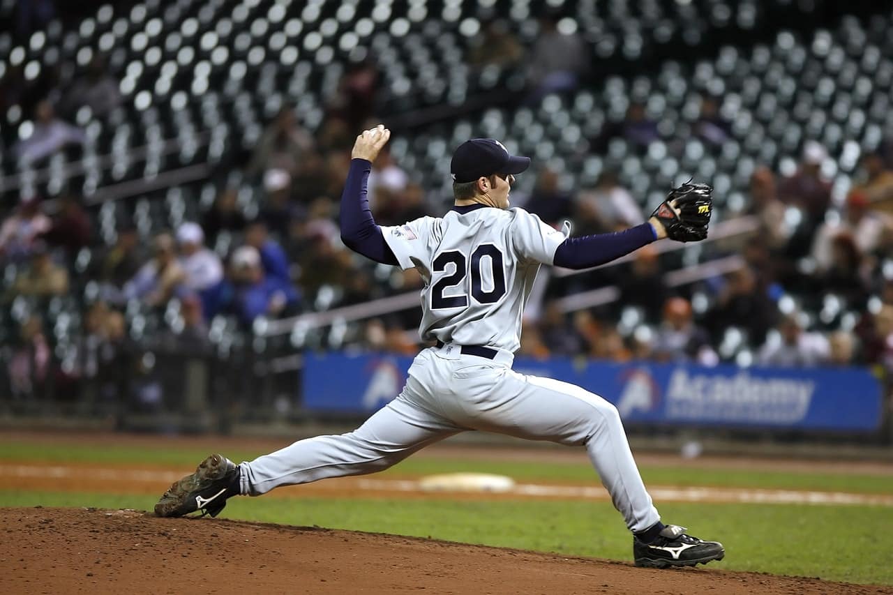 baseball curveball pitch