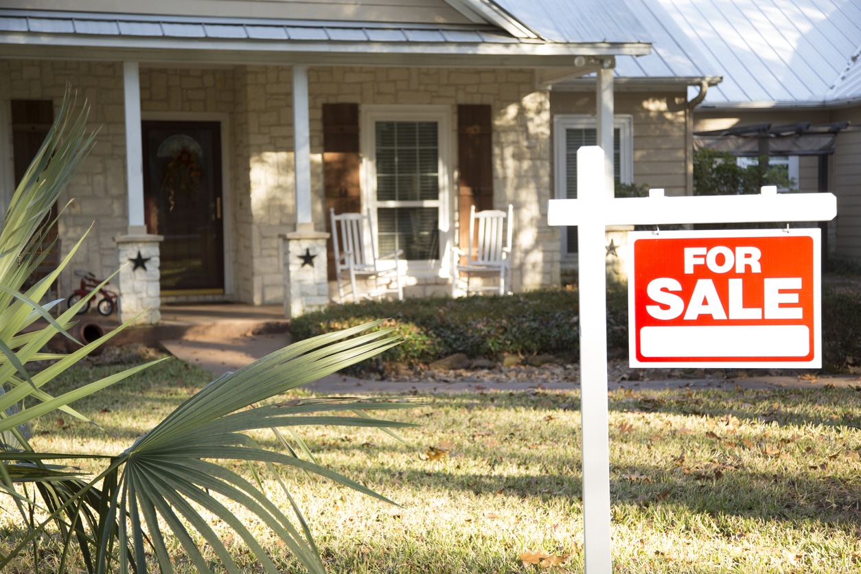 Home on market for extended time not getting any offers Home on market for extended time not getting any offers