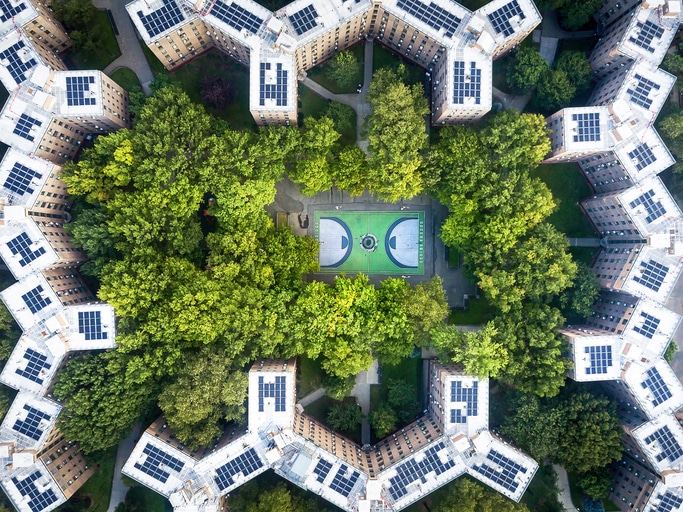 Queens bridge Houses basketball court from the sky