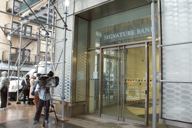 Signature_bank_storefront_(39th_&_Madison)_camera_setup